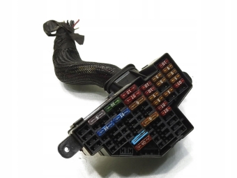 SKRZYNKA BEZPIECZNIKÓW VW PASSAT B6 1.9 TDI